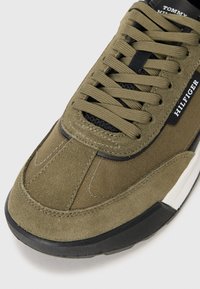 Tommy Hilfiger RETRO RUNNER MIX - Sportbačiai - army green