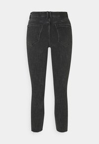 Mustat korkeat farkut, joissa on slim fit -malli, kahdella takataskulla ja raakareunat nilkoissa. Valmistettu denimistä, texuuri pinta.