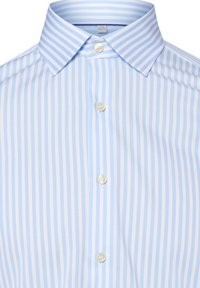 Camicia a righe verticali blu chiaro e bianca con colletto a punta e tre bottoni. Realizzata in tessuto morbido, presenta un design pulito.
