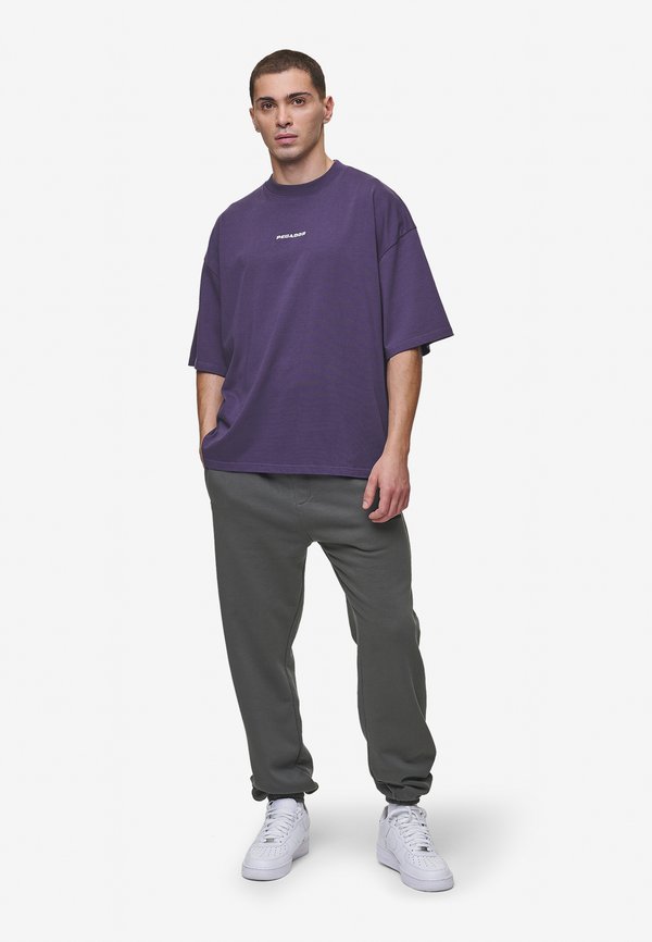 LOGO BOXY - Basic T-shirt - washed deep purple4