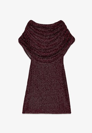 Bordová pletená šaty s drapovaným výstrihom a textúrovaným povrchom. Tkanina má jemný lesk a priliehavý strih, končiaci nad kolenami.