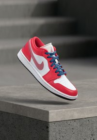 No seleccionado, track red/true blue/white/desert berry/dark obsidian