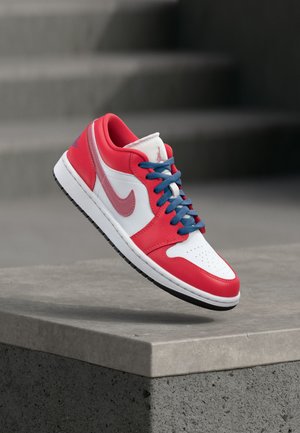 Jordan, AIR JORDAN 1 - Tenisky - track red/true blue/white/desert berry/dark obsidian