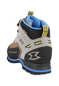 Szare i brązowe zamszowe buty trekkingowe z czarnymi akcentami z siateczki, niebieską podszewką, żółtymi detalami i teksturowaną czarną podeszwą. Widoczne logo Garmont.