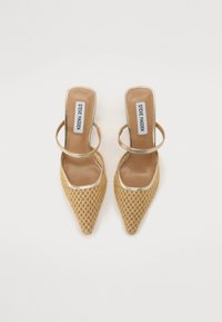 Korkokengät, joissa on kärkiosa, slingback-malli ja keltainen kudottu materiaali, metallinvärinen kultainen hihna sekä sileä beige sisäpohja, jossa on brändilogo.