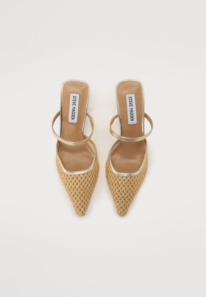 Spitze Slingback-Absätze aus gelbem Gewebe, mit einem metallisch goldenen Riemen und einer glatten beigen Innensohle mit Markenlabel.