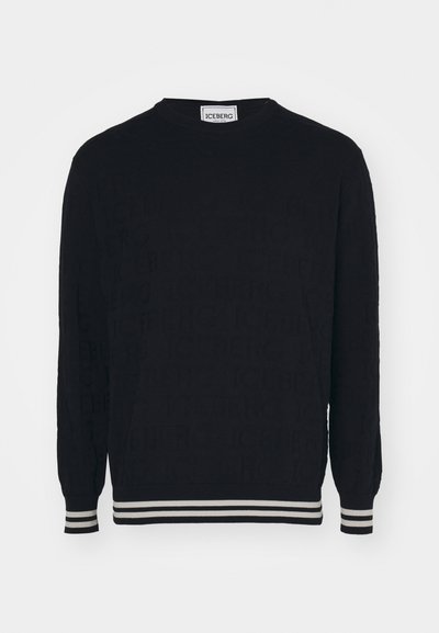 Suéter negro con un patrón texturizado que presenta el logo repetido "ICEBERG", cuello redondo y puños a rayas en las muñecas y el dobladillo.