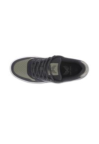 Scarpa sportiva nera e verde oliva con tomaia perforata, lacci piatti e suola in gomma che presenta un design del logo sulla soletta.