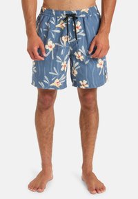 Modré plavky so vzorom kvetov, ktoré majú biele a žlté kvety, elastický pás, šnúrku na stiahnutie a bočné vrecká.