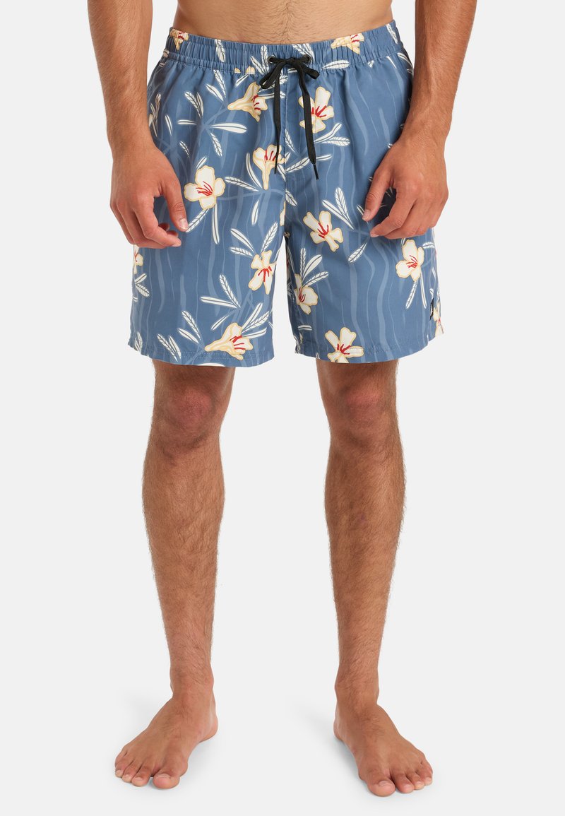 Modré plavky so vzorom kvetov, ktoré majú biele a žlté kvety, elastický pás, šnúrku na stiahnutie a bočné vrecká.