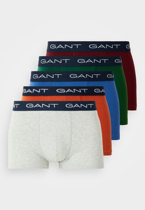 Fünf Paare GANT-Boxershorts in verschiedenen Farben: grau, rot, blau, grün und burgunderrot, mit einem marineblauen Bündchen, das das Markenlogo trägt.
