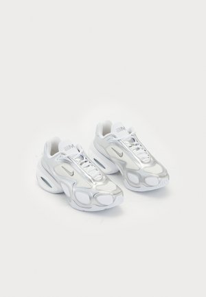 Sapatilhas brancas desportivas com parte superior em malha e detalhes em prateado, com um formato único e amortecimento de ar no calcanhar. Design com atacadores e logotipo.