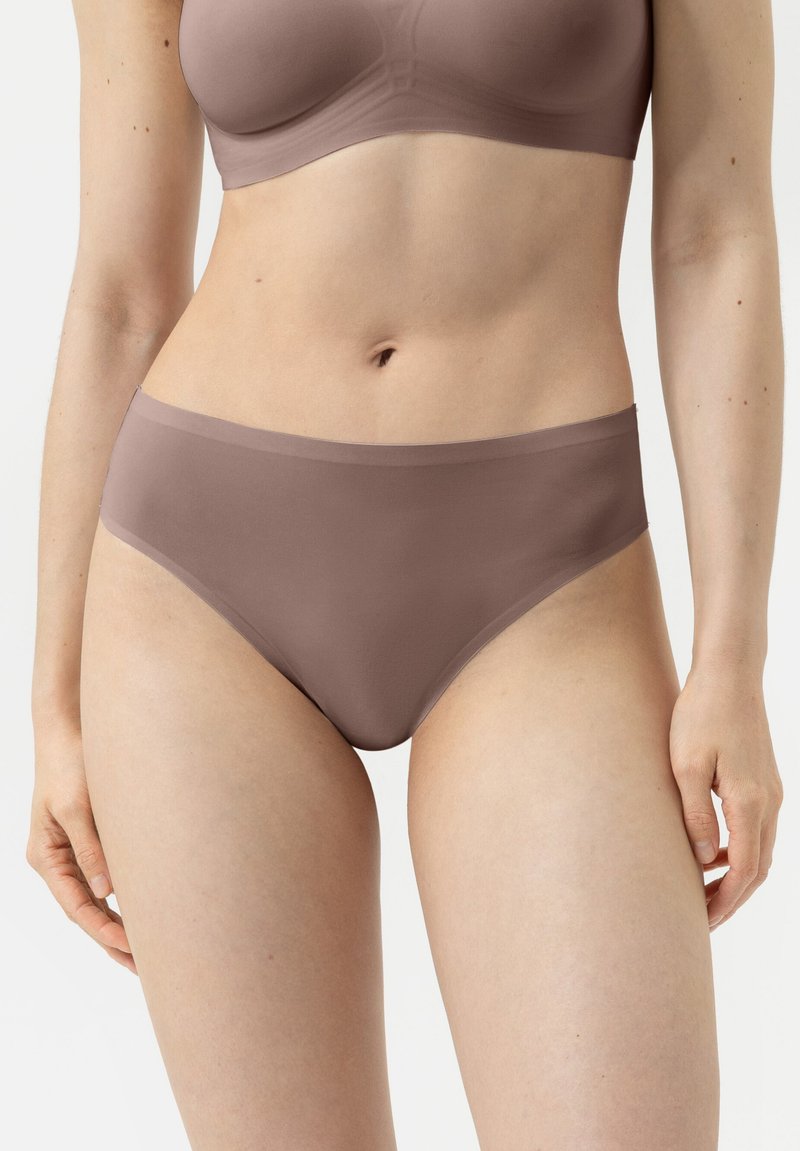 Bruine katoenen bikini slip met een glad oppervlak, hoge taille en minimalistische randen voor een naadloze pasvorm. Geen zichtbare sluitingen.