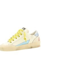 Sneaker in pelle con parte superiore bianca, striscia blu laterale, lacci gialli e dettagli testurizzati sul tallone. Presenta una suola in gomma.