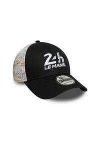 Schwarze Kappe mit weißem, aufgesticktem "24h Le Mans" auf der Vorderseite. Die Seite zeigt einen bunten, gemusterten Stoff, mit einem gebogenen Schirm und verstellbarem Riemen.
