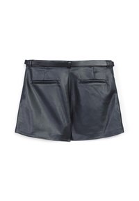 Shorts in pelle nera con una texture liscia, dotati di una vita con passanti per cintura e due tasche posteriori.