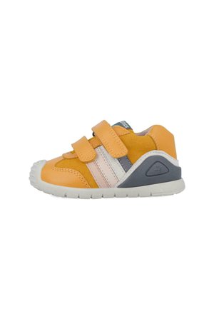 Zapatillas de cuero y gamuza naranja con rayas grises y blancas, doble correa de Velcro y una suela de goma con detalles texturizados.