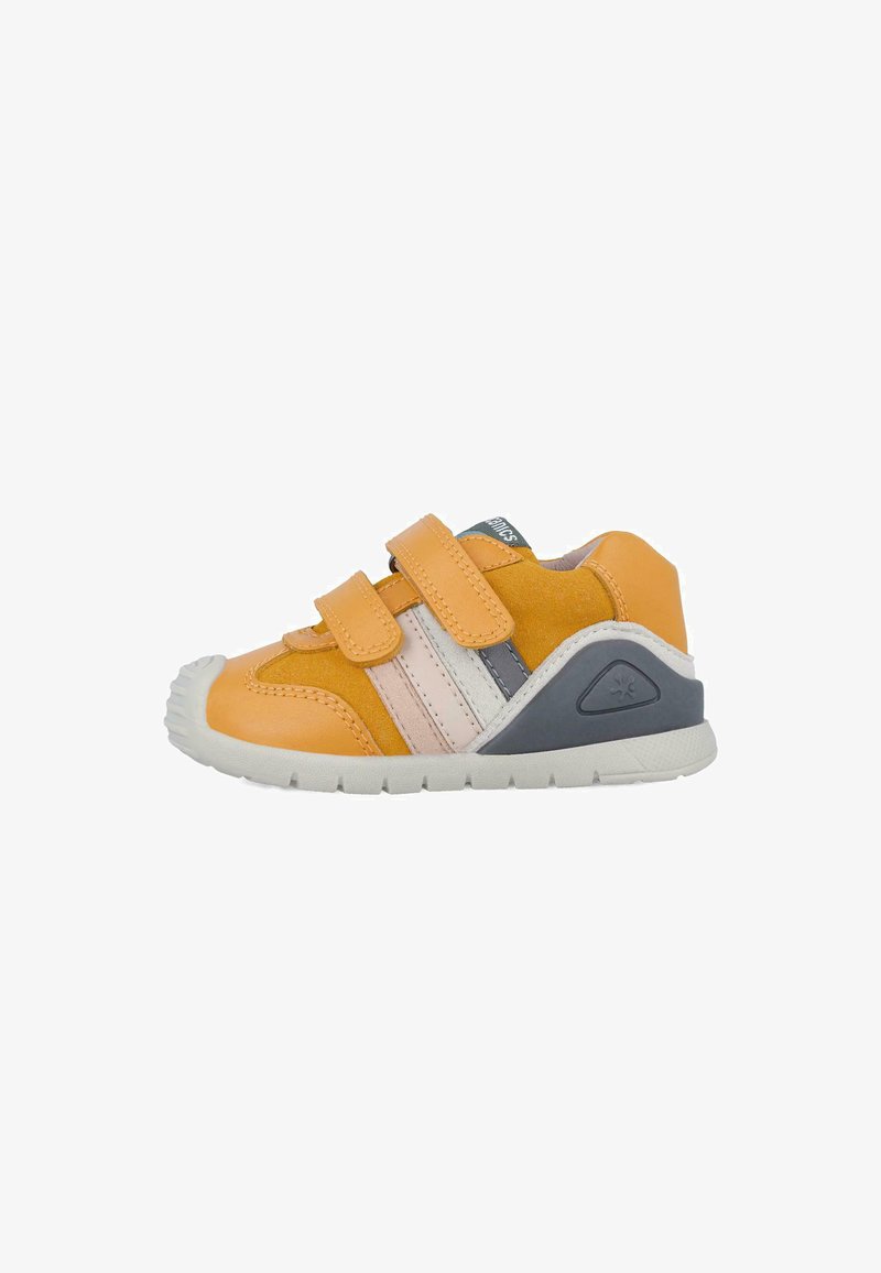 Zapatillas de cuero y gamuza naranja con rayas grises y blancas, doble correa de Velcro y una suela de goma con detalles texturizados.