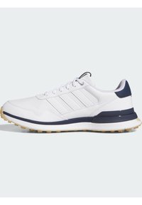 Baskets en cuir blanc avec accents bleu marine, semelle beige et design à lacets, montrées de profil sur fond clair.