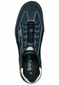 Chaussure bleu marine avec tige en cuir synthétique et en maille, semelle en caoutchouc et coutures blanches contrastantes. Équipée de lacets ronds et d'une semelle intérieure rembourrée.