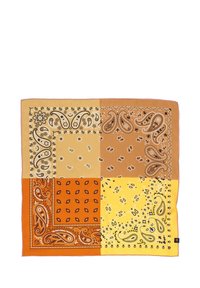Kvadratna marama u žutoj, narančastoj i smeđoj boji, s uzorcima paisleya i cvjetnim detaljima u crnoj boji duž rubova. Mekana tekstura tkanine.