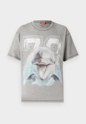 Tricou gri cu mâneci scurte, imprimeu mare alb „78” și o grafică detaliată cu capul unui delfin zâmbitor pe partea din față.