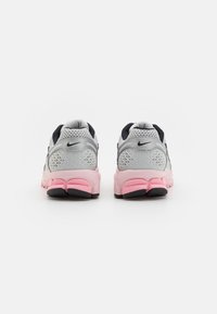 Nike Sportswear ZOOM VOMERO 5 NEWS - Športni copati - photon dust/metallic silver/pink foam/medium soft pink/wolf grey/black