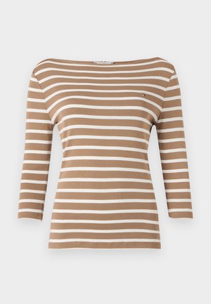 Chemise à manches longues rayée marron et blanche avec un col bateau et un petit logo. Le tissu semble doux et extensible.