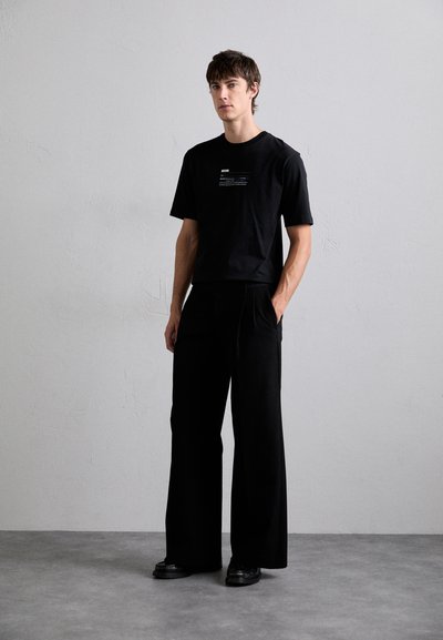 MOSCHINO TAPE - T-shirts med print - nero