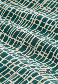 Tissu présentant un motif texturé avec un fond vert canard foncé et un design en grille de crème claire. Le matériau semble doux et fluide.