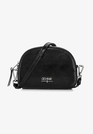 Czarna skórzana torebka crossbody o zaokrąglonym kształcie, z srebrnymi detalami i paskiem na ramię. Posiada logo z przodu oraz eleganckie wykończenie.