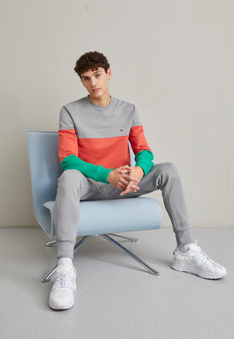 Herren T-shirts & Polos | PS Paul Smith REG FIT ZEBRA Sweatshirt grey/orange/green/grau - DJ38292 Herren T-shirts & Polos | PS Paul Smith REG FIT ZEBRA Sweatshirt grey/orange/green/grau - DJ38292