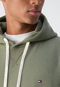 Tommy Hilfiger ESSENTIAL HOODY - Džemperis su gobtuvu - green