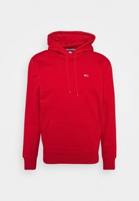 Rode trui met capuchon, voorzak, trekkoorden, geribbelde manchetten en zoom; heeft een klein logo op de linkerborst.