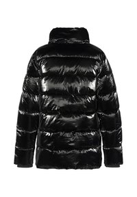 Schwarze Steppjacke mit glänzendem Finish, ausgestattet mit hohem Kragen, horizontalen Steppnähten und elastischen Bündchen. Rückansicht zeigt kein sichtbares Zubehör.