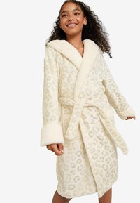 Cremfarbener Fleece-Bademantel mit einem Leopardenmuster in hellgold. Verfügt über einen Schalkragen und lange Ärmel mit flauschigen Bündchen.