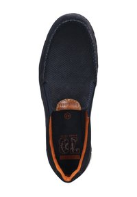 Navyfarbene Slipper mit einem strukturierten Mesh-Obermaterial und einem Lederakzent am Fersenbereich. Oranges Futter und Branding im Inneren. Abgerundete Zehenform.