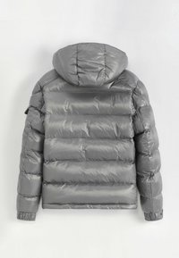 Veste d'hiver grise matelassée avec quilting horizontal, capuche attachée et poignets élastiques, vue de dos sur fond blanc.
