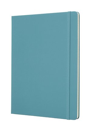 Quaderno a copertina rigida blu chiuso con elastico sul lato destro, leggermente aperto che mostra pagine bianche.