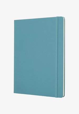 Quaderno a copertina rigida blu chiuso con elastico sul lato destro, leggermente aperto che mostra pagine bianche.