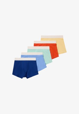 Fem par herreboxershorts i blå, lyseblå, mintgrøn, rød og gul, hver med en hvid elastisk taljebånd.