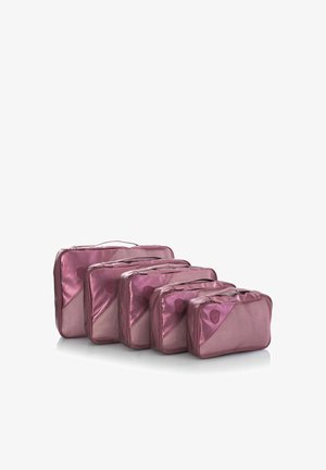 Ensemble de cinq cubes de rangement roses de tailles décroissantes, chacun avec une fermeture éclair et une poignée, disposés en rang sur fond blanc.