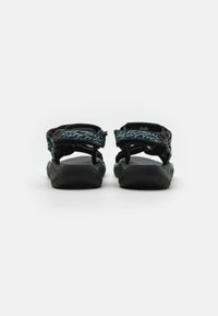 Sandales noires d'extérieur avec une sangle texturée en turquoise et gris, dotées d'une fermeture réglable et d'une semelle rembourrée pour le soutien.