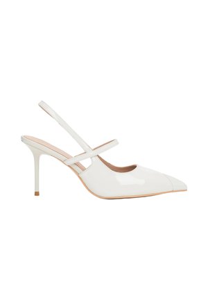 Escarpin blanc en cuir verni à bout pointu, talon aiguille avec bride fine sur le cou-de-pied et semelle beige.