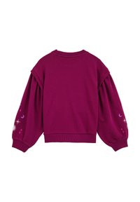 Fukšijas krāsas sporta krekls ar pūkainām piedurknēm. Iezīmēts ar izšūtām debesu formām uz abām piedurknēm. Klasisks aplis kaklā un ribota apmale.