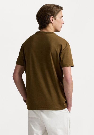 Brązowa koszulka T-shirt z krótkim rękawem i okrągłym dekoltem. Wykonana z gładkiej bawełny. Prosty design, dopasowany krój i minimalne detale szwów.