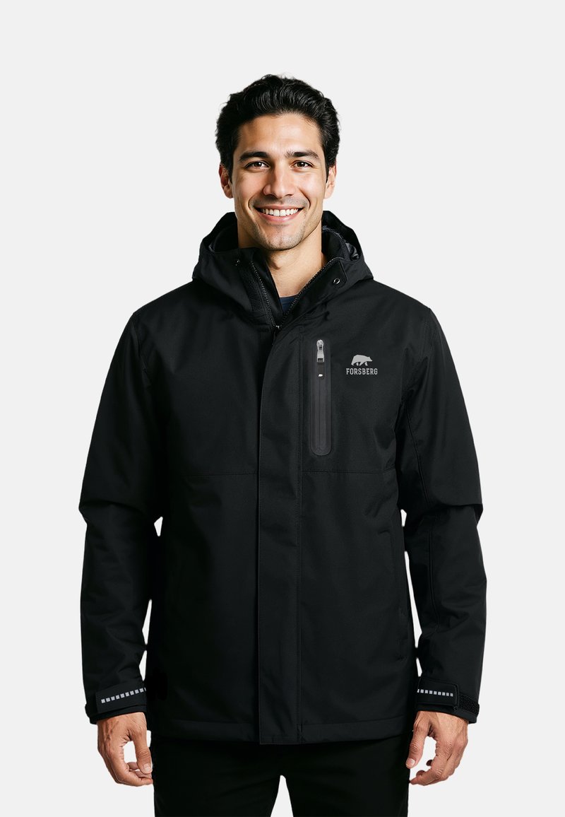 Zwarte waterdichte jas met een ritszak op de borst, een verstelbare capuchon en reflecterende accenten op de manchetten. Glad stofoppervlak.