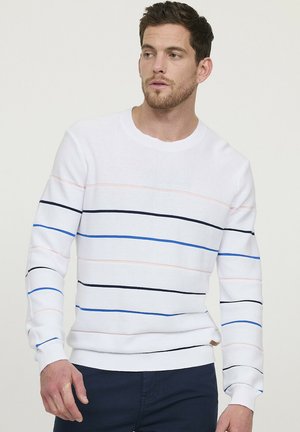 Witte gebreide trui met horizontale strepen in roze, blauw en zwart. Heeft een ronde halslijn en ribgebreide boorden en onderrand.