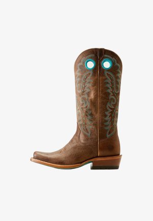 Stivale da cowboy in pelle marrone con cuciture decorative turchesi e occhielli per infilare vicino alla parte superiore, con tacco a blocco e punta appuntita.