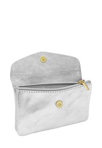 Pochette en cuir argenté avec fermeture éclair, accents en métal doré et bouton-pression. Texture lisse, forme rectangulaire et finition douce.